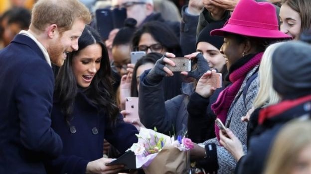 
Người dân tặng hoa cho vị hôn thê của Hoàng tử Harry. (Ảnh: Getty)
