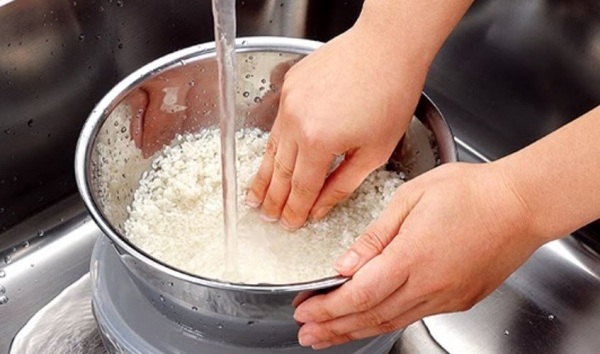 Những sai lầm tai hại khi nấu cơm bà nội trợ nào cũng mắc - 2 Vo gạo quá kỹ sẽ làm giảm chất dinh dưỡng có trong hạt gạo. (Ảnh minh họa)