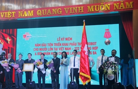 Bệnh viện đón nhận Huân chương Lao động Hạng III cho những thành quả đã đạt được