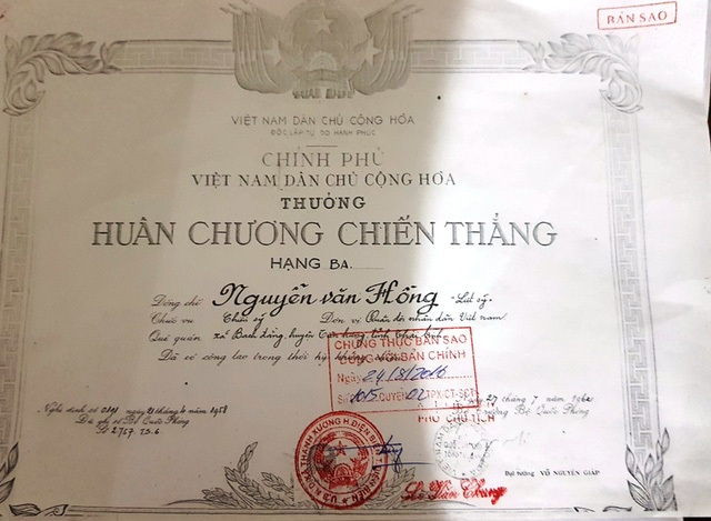 Người lính hy sinh hơn 60 năm chưa được công nhận liệt sỹ: Uẩn khúc ở đâu? - 3
Huân chương Chiến thắng hạng 3 do Đại tướng Võ Nguyên Giáp ký ngày 27/7/1962, Theo QĐ số 191 ngày 21/4/1958, đã ghi vào sổ Bộ Quốc Phòng sổ 2757 T.S.6. Trong Huân chương kháng chiến này có ghi rõ là: “liệt sỹ”.