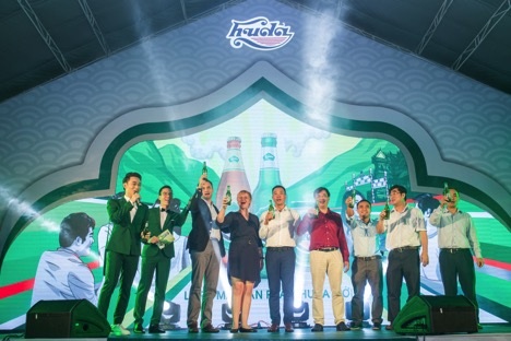Khẳng định vị thế bằng việc thay đổi hình ảnh mới - 4 Ông Tayfun Uner- Tổng giám đốc Carlsberg Việt Nam, Bà Nadezhda Deshkovets- Giám Đốc Marketing Carlsberg Việt Nam, đại sứ thương hiệu Hoàng Xuân Vinh và các khách mời cùng nâng bia chúc mừng sự kiện ra mắt Huda Bạc 330ml mới