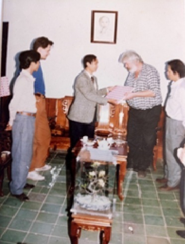 Huế: Tưởng nhớ kiến trúc sư nổi tiếng Kazik - 12 KTS. Kazik và con trai Bartek trao tặng Sở Văn hóa Thông tin tỉnh Thừa Thiên Huế tập dự án Bảo tồn Trùng tu Di tích Tháp đôi Liễu Cốc - Quảng Điền, tỉnh Thừa Thiên Huế (Ảnh chụp năm 1995)