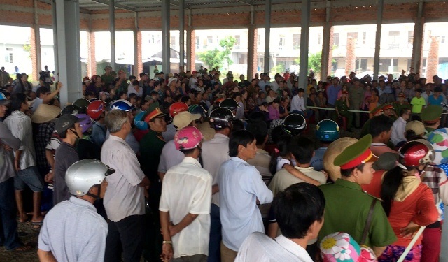 Kỹ sư dùng súng cướp ngân hàng bị tuyên phạt 20 năm tù - 2 Hàng ngàn người dân đến xem phiên xét xử
