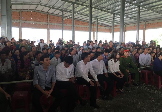 Đang xét xử kỹ sư cầm súng cướp ngân hàng - 3
Đông đảo người dân địa phương đến theo dõi phiên xét xử