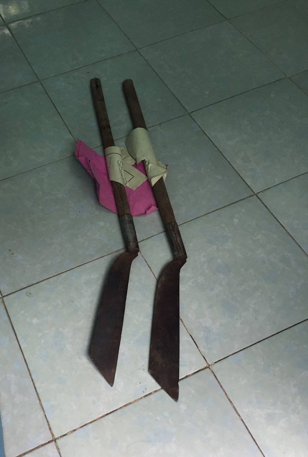 Bắt nhóm phục kích trước quán nhậu, chém chết đối thủ - 2 Hung khí công an thu giữ