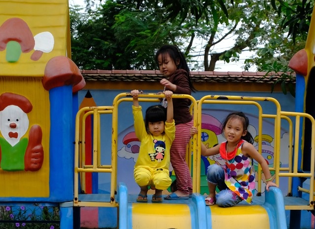 TP Vinh: Tựu trường, trẻ mầm non vẫn phải đóng học phí theo ngày nghỉ - 4 Các cháu Trường Mầm non Hưng Lộc trong giờ vận động ngoài trời