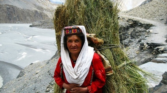 Bí mật sống khỏe, không ung thư, 60 tuổi vẫn có thể sinh con của người Hunza - 1 Các cụ ông cụ bà trăm tuổi vẫn lao động hăng say. Có người sống tới 145 tuổi.