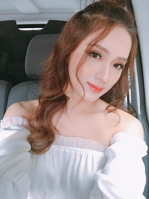 Angela Phương Trinh khoe ảnh “giường chiếu”; Trấn Thành cùng vợ "du hí" Hàn Quốc - 6 Hương Giang Idol ngày càng dịu dàng và nữ tính, một phần do người đẹp thay đổi kiểu trang điểm vá mái tóc.