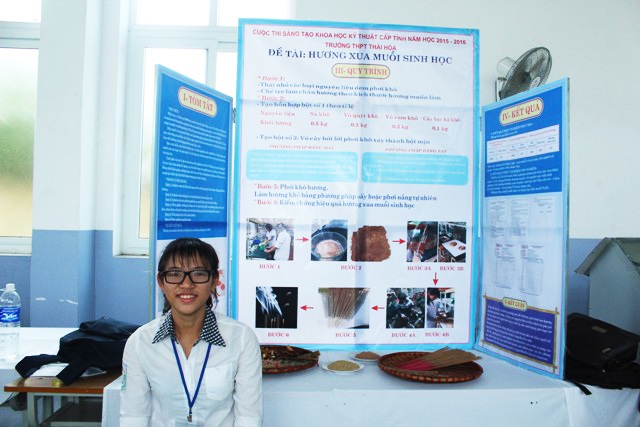 “Bà chủ” tuổi 17 - 2 Ngọc Khánh và sản phẩm hương xua muỗi sinh học tại cuộc thi Sáng tạo KH-CN thanh niên tỉnh Nghệ An năm 2015 (ảnh NVCC).