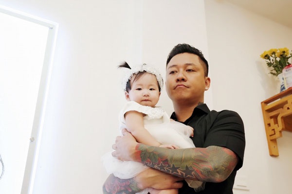 Ngắm con gái siêu dễ thương của Tuấn Hưng và Hương baby - 3 Bé gái nhà Tuấn Hưng- Hương baby thu hút với vẻ ngoài dễ thương, bụ bẫm.