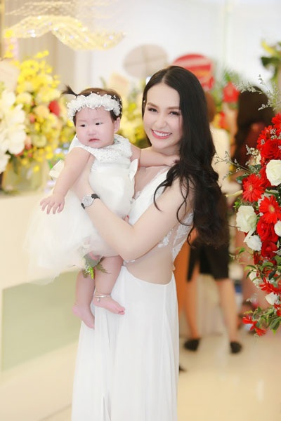 Ngắm con gái siêu dễ thương của Tuấn Hưng và Hương baby - 1 Hương baby và con gái, bé Son.