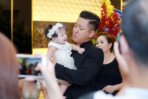 Ngắm con gái siêu dễ thương của Tuấn Hưng và Hương baby - 5 Khác hẳn hình ảnh ngầu trên sân khấu, Tuấn Hưng rất cưng nựng và dịu dàng với con gái.