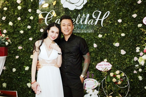 Hương Baby lộng lẫy trong ngày khai trương cơ sở mới của Camellia H Spa - 3 Bà chủ Hương Baby và ông xã Tuấn Hưng hạnh phúc trong ngày khai trương chi nhánh mới của Camellia H Beauty and Luxury Spa.