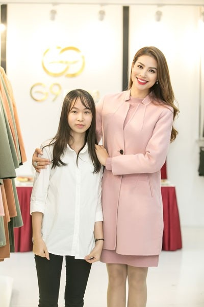 Hoa hậu Phạm Hương chụp ảnh cùng Hà Cẩm Tú.