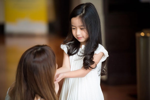 Ngắm hai nhóc tì siêu dễ thương nhà Đan Lê, Lưu Hương Giang - 10 Con gái Hồ Hoài Anh- Lưu Hương Giang rất dễ thương, xinh xắn.