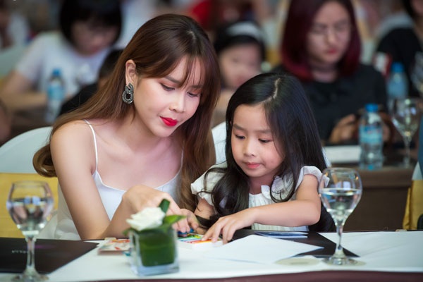 Ngắm hai nhóc tì siêu dễ thương nhà Đan Lê, Lưu Hương Giang - 11 Năm ngoái, Lưu Hương Giang cũng hạ sinh bé gái thứ 2.