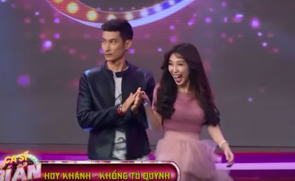Huy Khánh hôn Khổng Tú Quỳnh khiến Ngô Kiến Huy "tức tối" - 1 Huy Khánh xoa tay Khổng Tú Quỳnh chọc tức Ngô Kiến Huy khi tham gia là nghệ sĩ khách mời chương trình Ca sĩ bí ẩn.