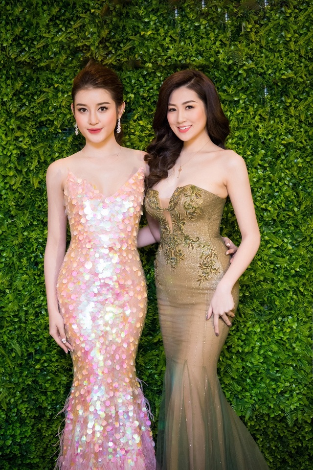 Ngay sau thông tin Á hậu Huyền My trượt Top 5 Hoa hậu Hòa bình Thế giới 2017, một trang tin điện tử đã chụp màn hình facebook cũng như instagram của Á hậu Tú Anh bất ngờ đăng tải dòng trạng thái khá lạ. Theo đó trên Facebook và Story của Instagram, Tú Anh viết: “Đã bảo ông trời có mắt”, “Gieo nhân nào gặp quả ấy”. Trên mạng xã hội, nhiều người đã đặt nghi vấn Tú Anh đang “hả hê” trước thất bại của Huyền My dù trước đó, Huyền My và Tú Anh được cho là khá thân thiết.