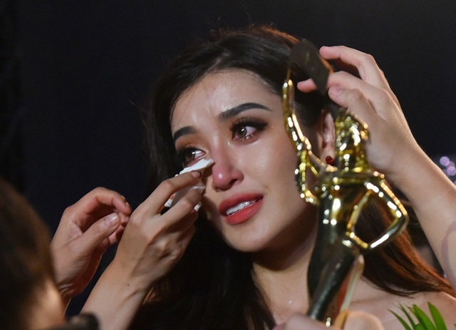 Tuy vậy, Huyền My đã bật khóc nức nở ngay sau khi chương trình Hoa hậu Hòa bình kết thúc, cô cũng từ chối trả lời phỏng vấn của báo giới sau cuộc thi.