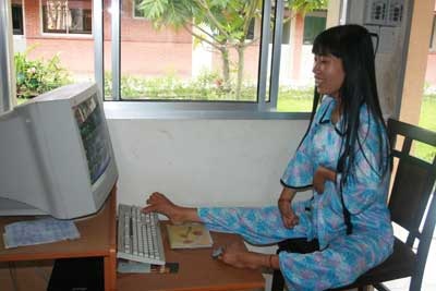 Bà bán vé số dạy bơi miễn phí cho trẻ được tôn vinh là phụ nữ tiêu biểu toàn cầu - 2
Cô gái khuyết tật Huỳnh Thị Xậm. (Ảnh: Báo CAND)