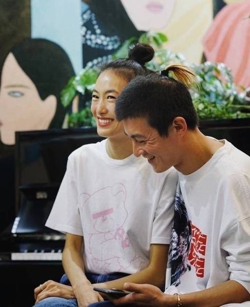 Trần Quán Hy: Từ trai hư trở thành “ông bố bỉm sửa” chính hiệu - 4
Xuất hiện bên bà xã Tần Thư Bồi, trai hư tai tiếng một thời ngày nào rạng ngời hạnh phúc. Anh và Thư Bồi đã làm lễ cưới vào đầu năm 2017 trước khi cô con gái của họ chào đời.