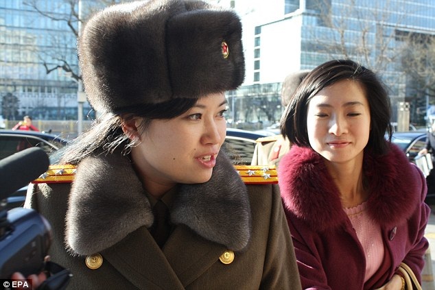 Báo Hàn Quốc: Nữ ca sỹ Triều Tiên được bổ nhiệm vào vị trí cấp cao - 1
Cô Hyon Song-wol (trái) (Ảnh: EPA)