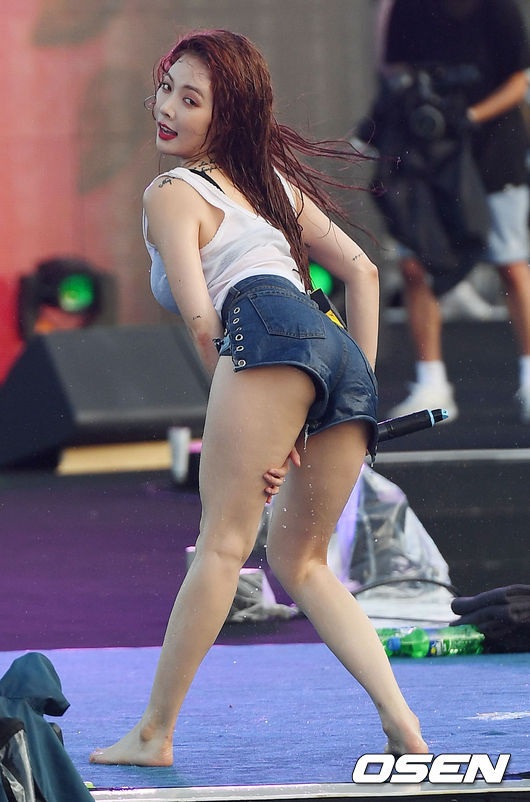 "Quả bom sex" HyunA cực gợi cảm trên sân khấu ca nhạc - 17 "Quả bom sex" HyunA cực gợi cảm trên sân khấu ca nhạc - 17