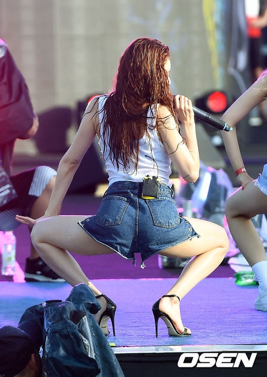 "Quả bom sex" HyunA cực gợi cảm trên sân khấu ca nhạc - 6 "Quả bom sex" HyunA cực gợi cảm trên sân khấu ca nhạc - 6