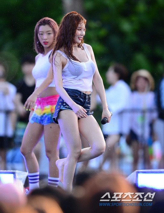 "Quả bom sex" HyunA cực gợi cảm trên sân khấu ca nhạc - 5
HyunA hoạt động trong nhiều lĩnh vực, từ ca hát, điện ảnh tới thời trang. Với khả năng vũ đạo tốt và phong cách gợi cảm đặc trưng, HyunA là thành viên nổi nhất nhóm nhạc 4Minute.
