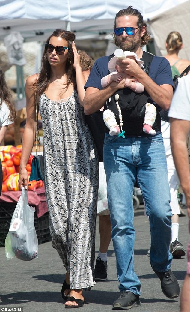 Irina Shayk giản dị ra phố cùng bạn trai - 1
Cặp đôi Bradley Cooper - Irina Shayk nổi bật khi đi chợ tại Los Angeles ngày 4/8 vừa qua. Bạn bè tài tử phim Lính bắn tỉa tiết lộ, mối quan hệ của Bradley và Irina tốt hơn nhiều từ khi con gái của họ chào đời
