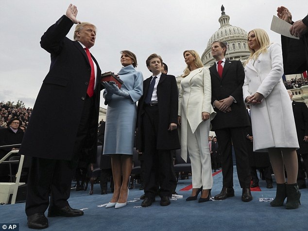 Con gái Donald Trump đẹp như mộng trong lễ nhậm chức của bố - 2
Các thành viên trong gia đình Trump đều có mặt bên cạnh ông trong thời khắc lịch sử - khi ông chính thức trở thành tổng thống thứ 45 của Mỹ