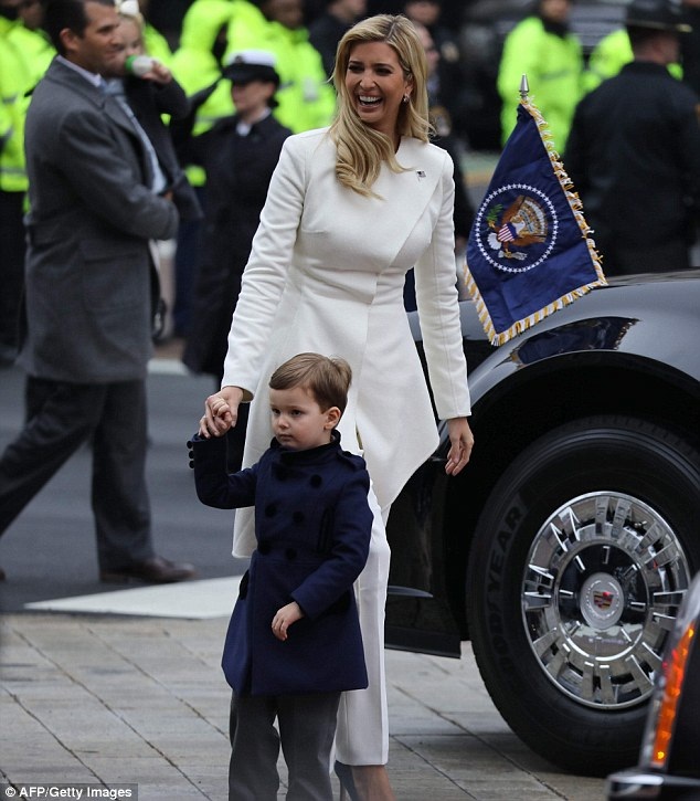 Con gái Donald Trump đẹp như mộng trong lễ nhậm chức của bố - 3
Ivanka Trump, 35 tuổi đẹp rực rỡ và nổi bật trong bộ trang phục sang trọng của Oscar de la Renta
