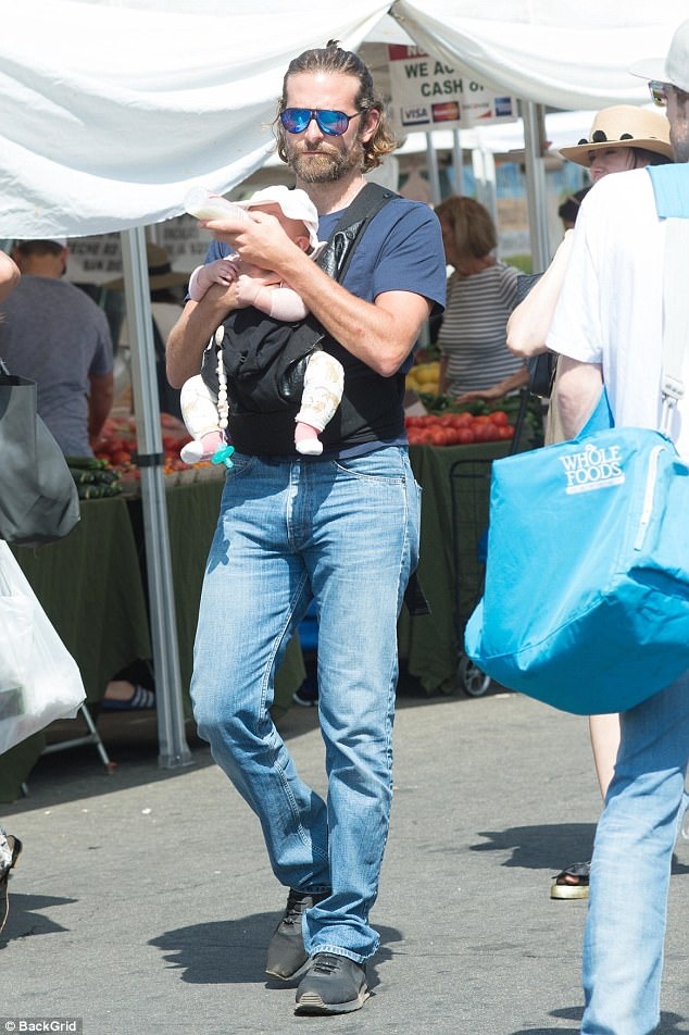 Irina Shayk giản dị ra phố cùng bạn trai - 2
Bradley Cooper địu con gái 4 tháng tuổi Lea rất khéo léo, anh còn vừa đi vừa cho con bú bình sữa khá điêu luyện