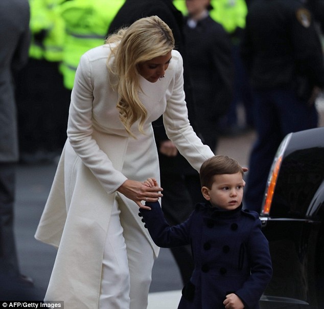 Con gái Donald Trump đẹp như mộng trong lễ nhậm chức của bố - 4
Người đẹp vốn từng là người mẫu kiêm nhà thiết kế thời trang nổi tiếng ân cần bên con trai 3 tuổi Joseph