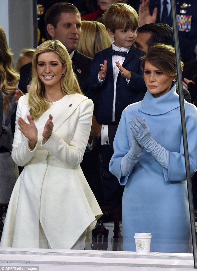 Con gái Donald Trump đẹp như mộng trong lễ nhậm chức của bố - 6
Ivanka Trump bên mẹ kế Melania Knauss - người vợ thứ 3 của bố cô - vốn xuất phát điểm là người mẫu tới từ Slovenia