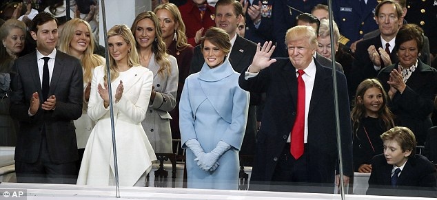 Con gái Donald Trump đẹp như mộng trong lễ nhậm chức của bố - 7
Ivanka luôn ở bên hỗ trợ, ủng hộ bố trong mọi quyết định của ông suốt thời gian qua.
