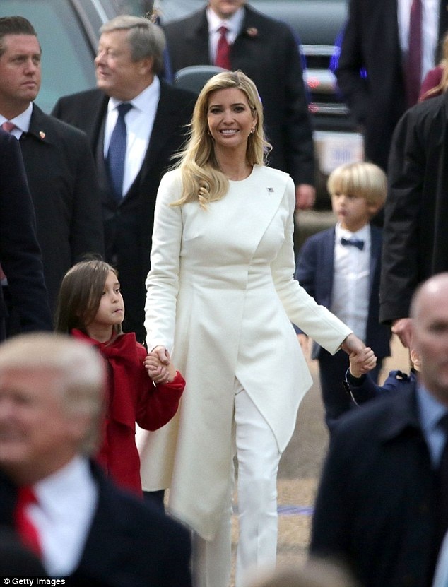 Con gái Donald Trump đẹp như mộng trong lễ nhậm chức của bố - 8
Jared Kushner, chồng của Ivanka cũng là một trong những cố vấn thân cận nhất của bố vợ