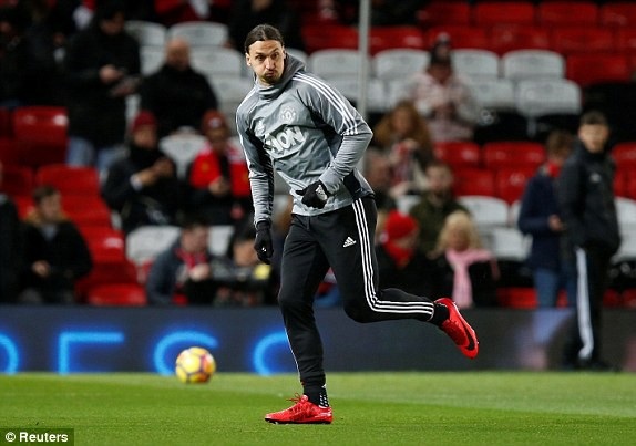 Man Utd 4-1 Newcastle: Đậm dấu ấn của Pogba - 8
Ibra khởi động tại Old Trafford lần đầu tiên ở mùa giải năm nay
