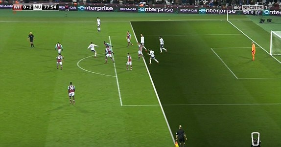 3 tình huống tranh cãi trong trận thắng của MU trước West Ham - 3
Ba cầu thủ MU mắc lối việt vị khi Herrera đưa bóng xuống