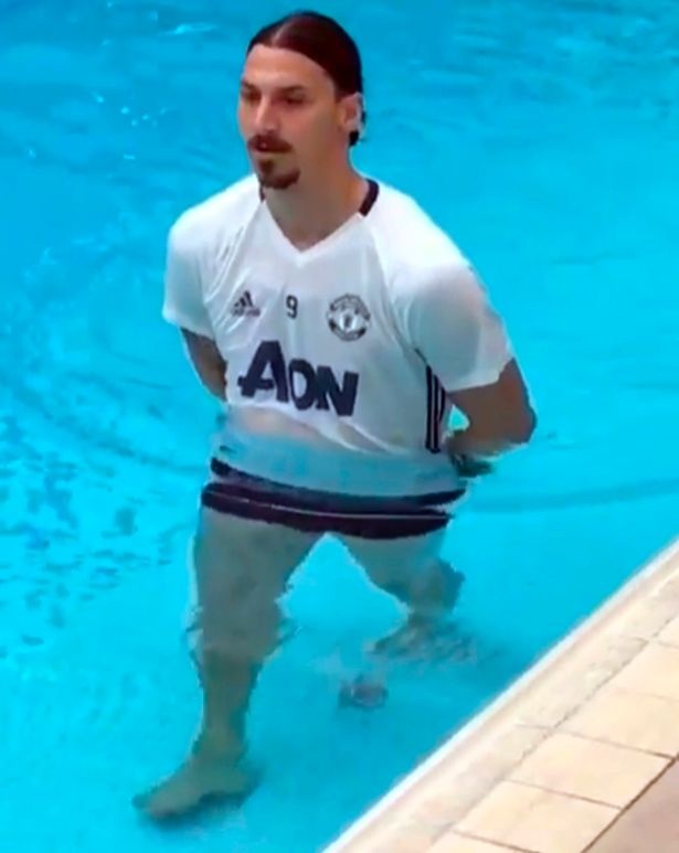 Ibrahimovic đã có thể đi bộ dưới hồ bơi