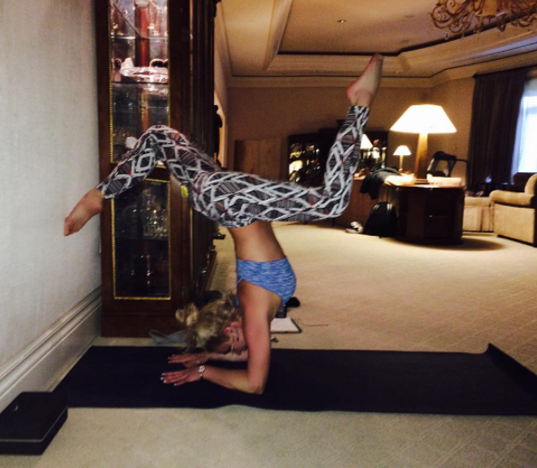 Choáng với khả năng biểu diễn yoga của Britney - 5
Cô có khả năng thực hiện những động tác khó và đẹp mắt