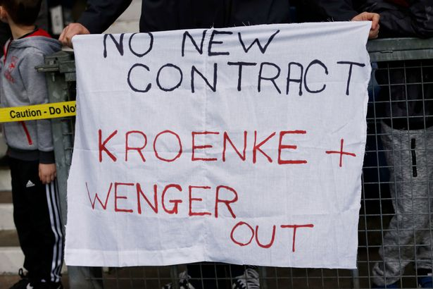 
Tấm biểu ngữ đòi Wenger ra đi được cổ động viên Arsenal sử dụng ở mùa giải trước trong trận đấu giữa Arsenal và West Brom
