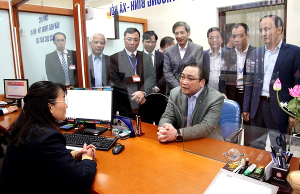 Cán bộ công chức Hà Nội phải ăn mặc lịch sự, gọn gàng đến cơ quan - 1 Bí thư Thành ủy Hà Nội Hoàng Trung Hải kiểm tra bộ phận một cửa quận Hai Bà Trưng (Ảnh: hanoi.gov.vn)