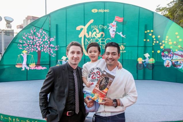 Mipec Long Biên - Địa điểm MC Phan Anh chọn dạy con về Tết - 1 MC Phan Anh cùng con trai giao lưu với người hâm mộ tại TTTM Mipec Long Biên