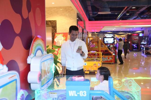 Mipec Long Biên - Địa điểm MC Phan Anh chọn dạy con về Tết - 3 MC Phan Anh cùng con trai thỏa sức vui chơi ở thế giới giải trí Games Amazing Town (tầng 4 TTTM Mipec Long Biên)