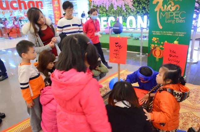 Mipec Long Biên - Địa điểm MC Phan Anh chọn dạy con về Tết - 4 Nhiều hoạt động giàu ý nghĩa tổ chức trong thời gian diễn ra hội chợ xuân Mipec Long Biên được người dân nhiệt tình tham gia.