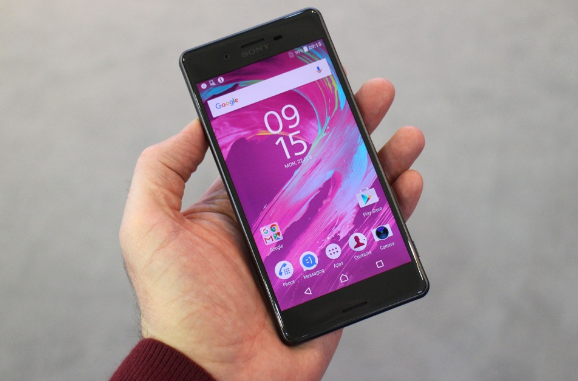 Top 4 smartphone chính hãng thiết kế thời trang tầm giá 5 triệu không thể bỏ qua - 4 Sony Xperia XA có màn hình mỏng nhưng cầm khá chắc tay