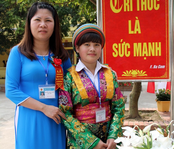 Nữ sinh người Mông trúng tuyển ĐH Luật Hà Nội có nguy cơ phải bỏ học vì nhà nghèo - 1
Sùng Thị Chấu cùng cô giáo dạy môn Địa lý