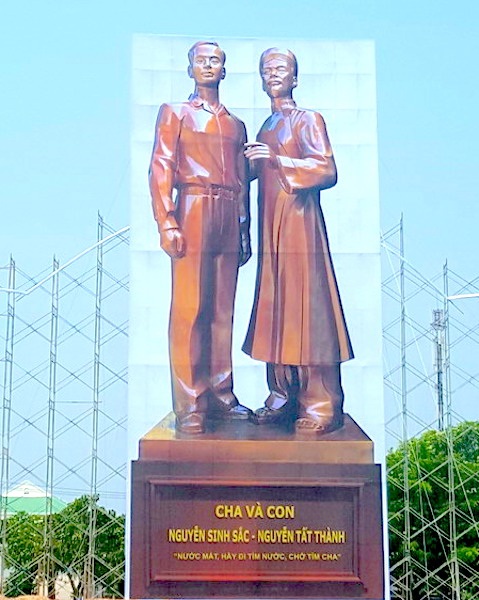 Bình Định tặng Nghệ An mẫu tượng hai cha con Bác Hồ - 3
Tượng đài Nguyễn Tất Thành - Nguyễn Sinh Sắc tại Quảng trường trung tâm tỉnh Bình Định.