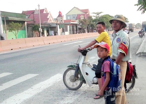 Lời cầu cứu của gia đình hiệp sĩ giao thông Hồ Văn Điều - 1 13 năm tình nguyện dẫn các cháu học sinh sang đường, bác Hồ Văn Điều không còn xa lạ với nhiều người (ảnh: Báo Nghệ An)